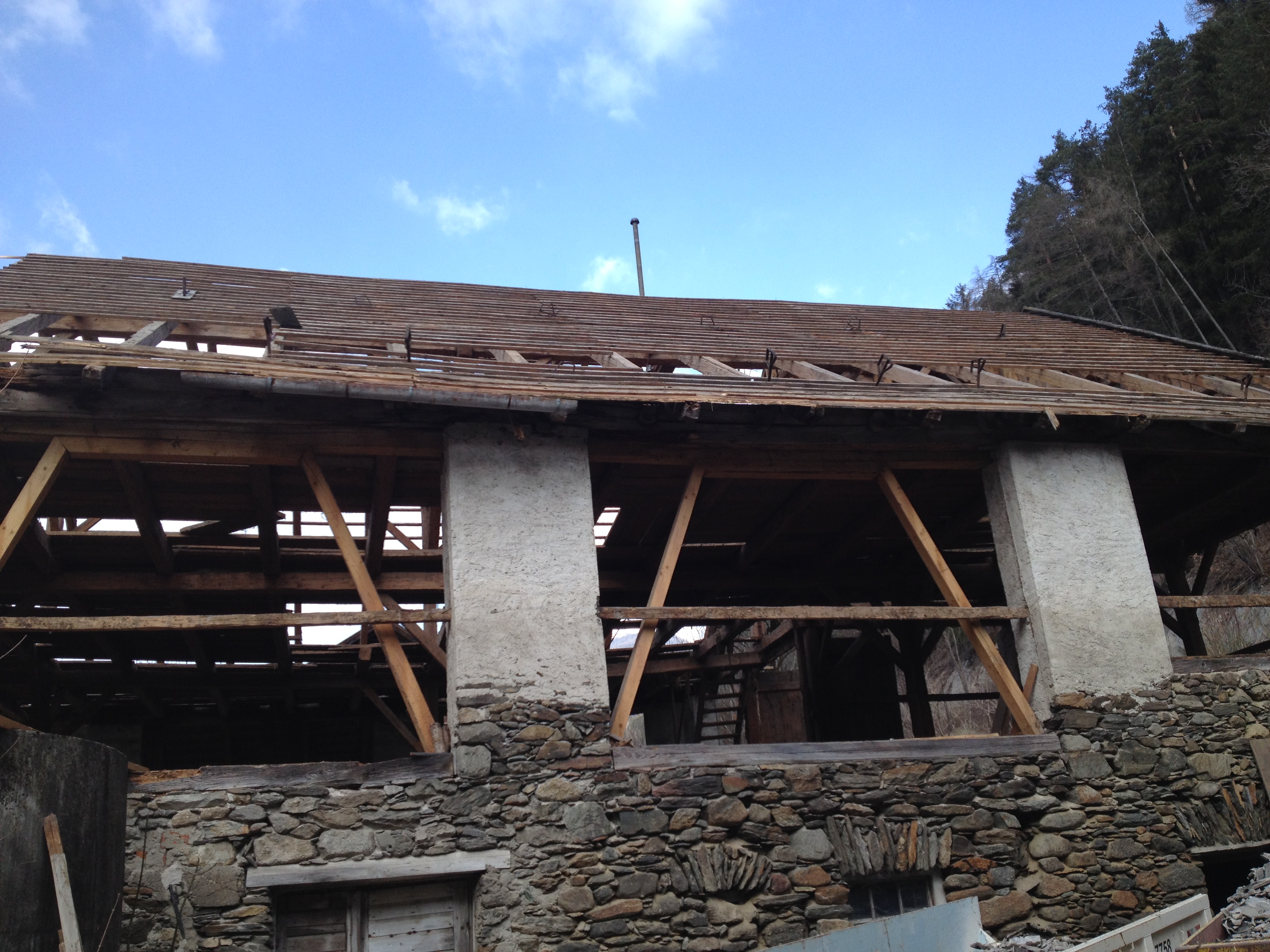 Abtragung eines Altholz Stadls